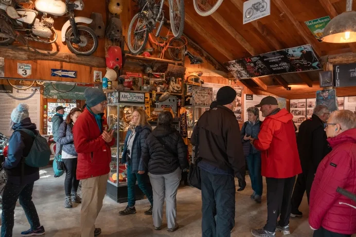 Un grupo de turistas de Aswalek Expediciones escucha a un guía en el Museo de Motos Clásicas del Centro Invernal Haruwen cerca de Ushuaia.