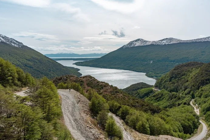 Vista panorámica del Lago Escondido desde la ruta de montaña, rodeado de densos bosques y picos nevados en Ushuaia.