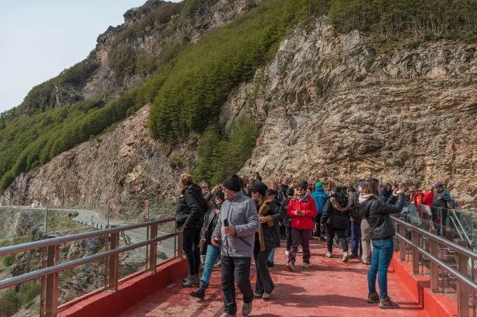 Un grupo de turistas de Aswalek Expediciones disfruta de la vista y saca fotos en el Mirador Paso Garibaldi con la Cordillera de los Andes de fondo.