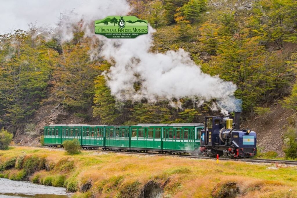 Tren del Fin del Mundo avanzando junto al río entre bosques otoñales del Parque Nacional Tierra del Fuego