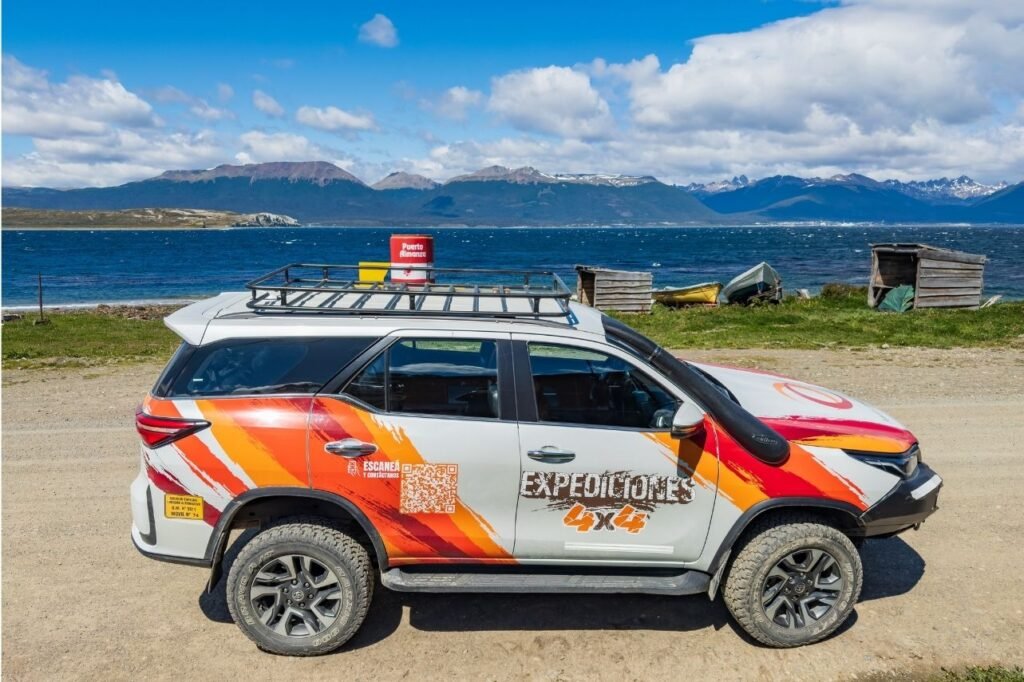 Camioneta 4x4 de Expediciones 4x4 estacionada frente al Canal Beagle en Puerto Almanza, Tierra del Fuego