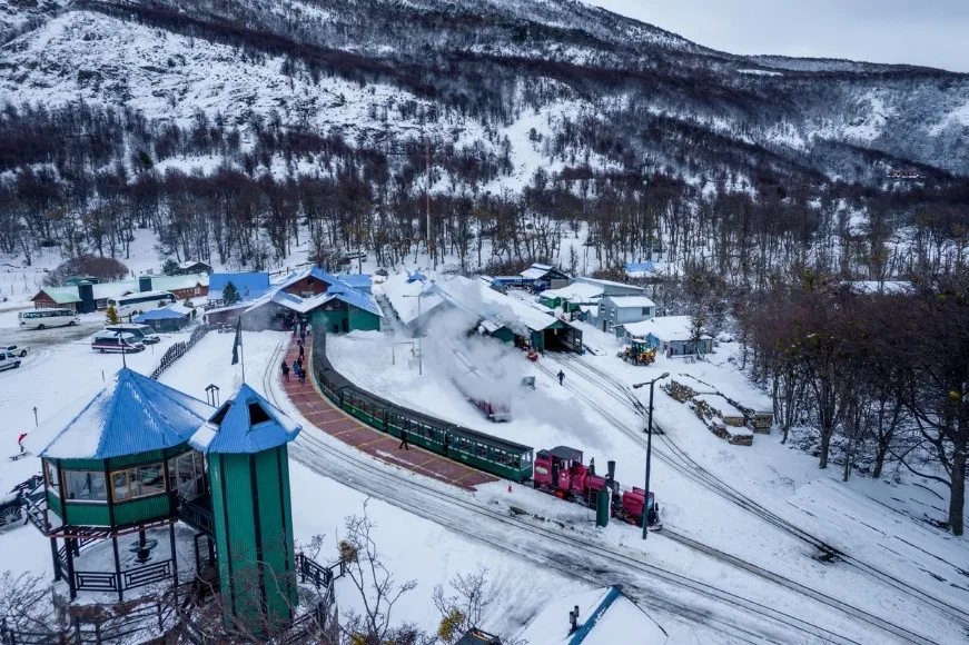 Vista aérea de la Estación Principal del Tren del Fin del Mundo en Ushuaia cubierta de nieve, Tierra del Fuego.