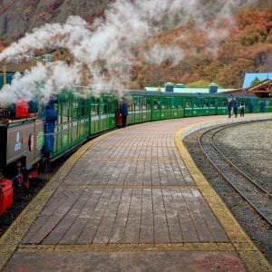 Tren del Fin del Mundo con locomotora antigua en la estación de Ushuaia durante el otoño, Tierra del Fuego.