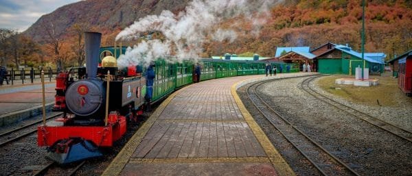 Tren del Fin del Mundo con locomotora antigua en la estación de Ushuaia durante el otoño, Tierra del Fuego.