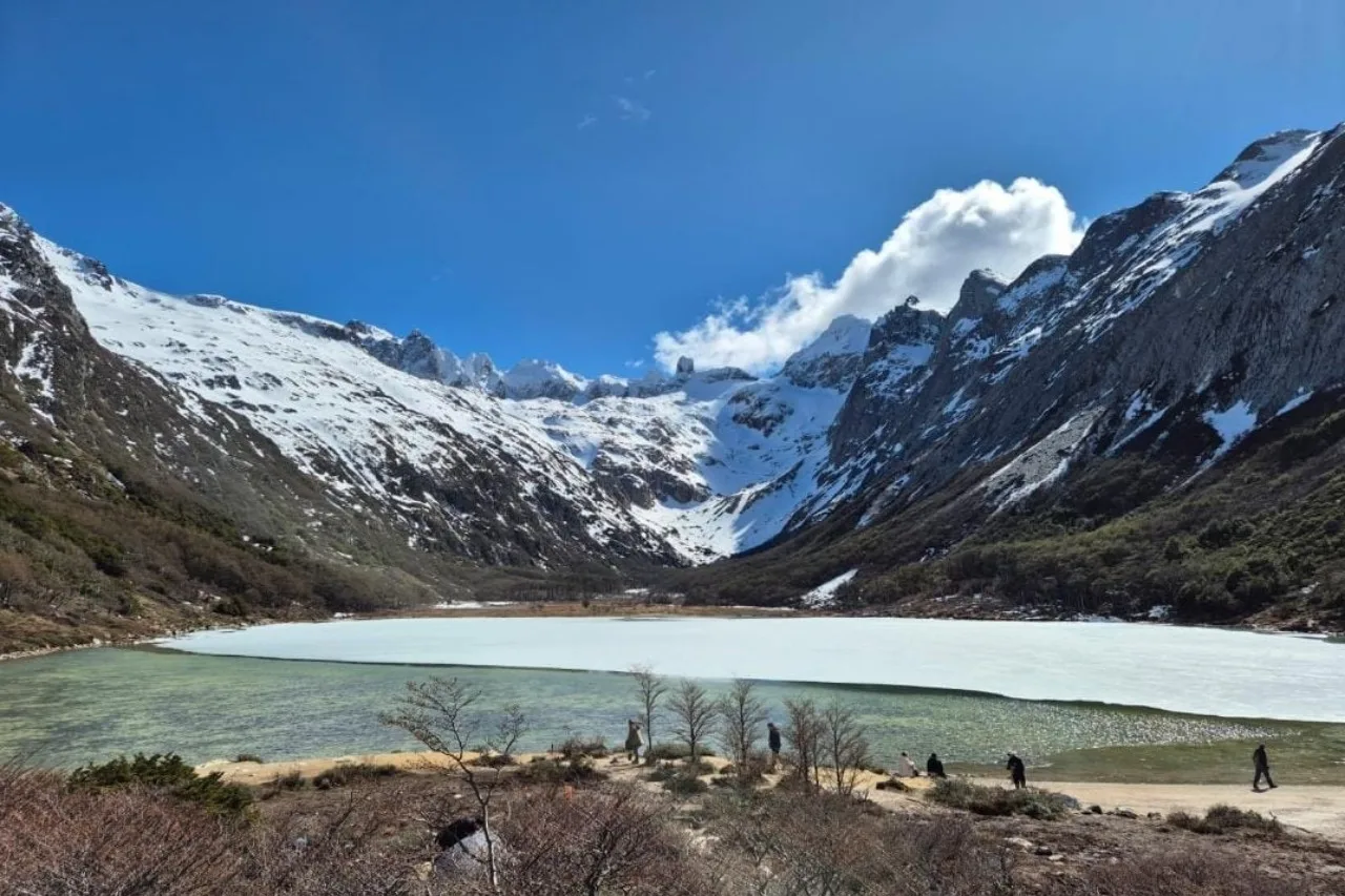 Laguna Esmeralda semi-congelada en invierno Ushuaia