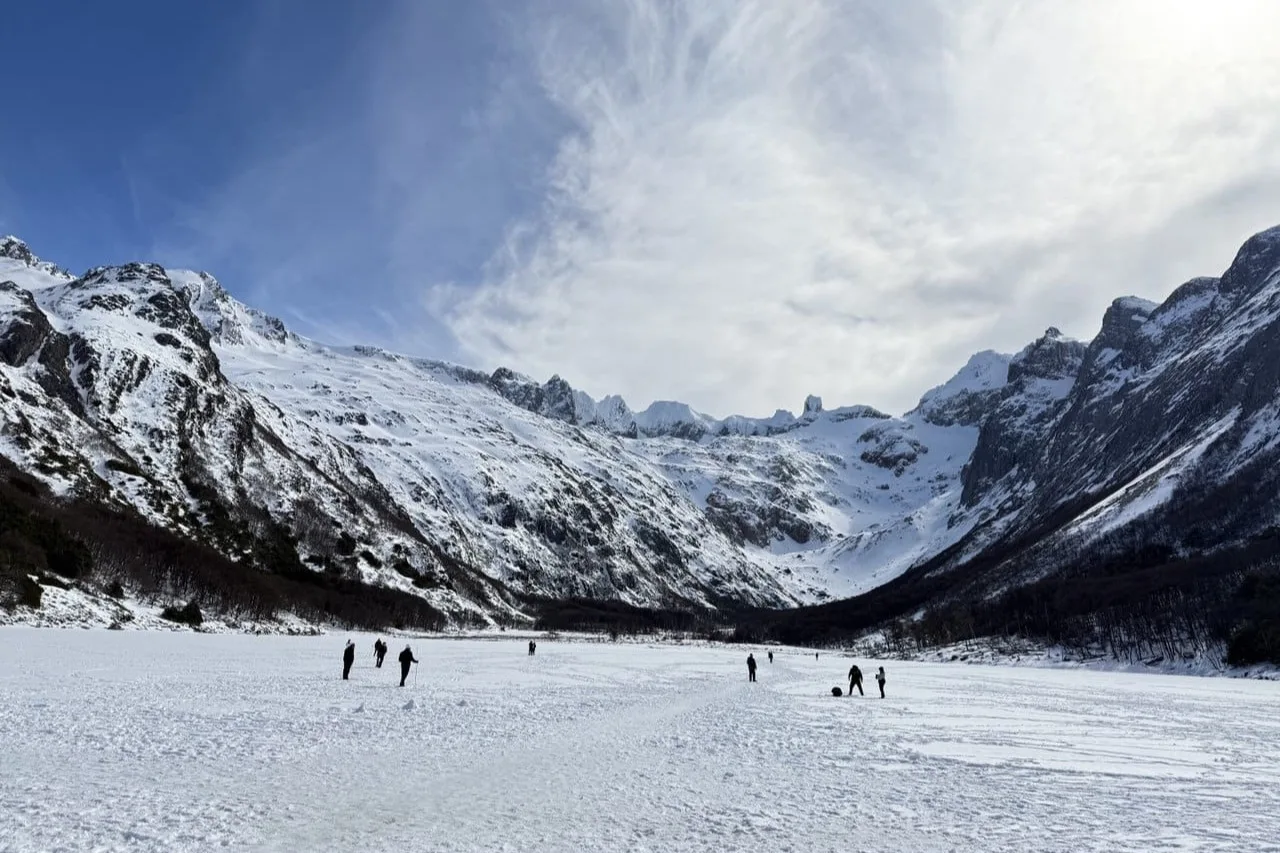 Caminar sobre la Laguna Esmeralda congelada