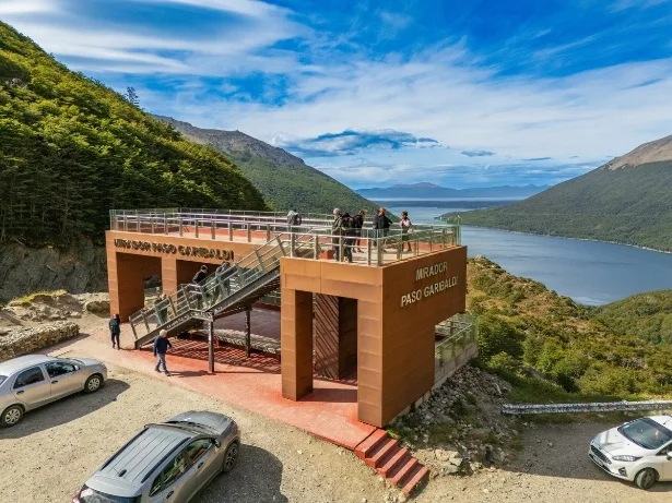 Vista aérea del Mirador Paso Garibaldi con turistas y vehículos estacionados en la Ruta 3 de Ushuaia.