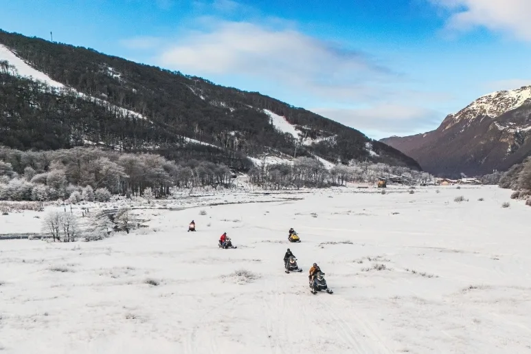 Vista de drones de motos de nieve cruzando el Valle de Tierra Mayor en invierno.