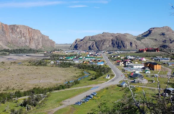 Vista panorámica elevada del pueblo de El Chaltén en el valle del Río de las Vueltas.