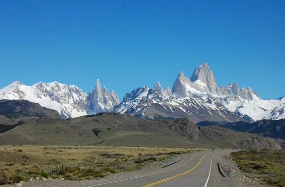 Ruta 40 pavimentada en línea recta hacia la Cordillera de los Andes y el Cerro Fitz Roy.