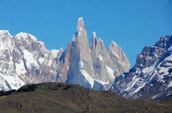 Primer plano de los picos agudos y nevados del Cerro Torre en El Chaltén.