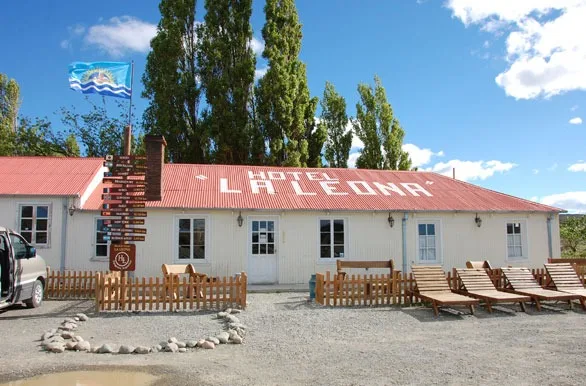Fachada histórica del Hotel de Campo La Leona sobre la Ruta 40, parada de la excursión a El Chaltén.